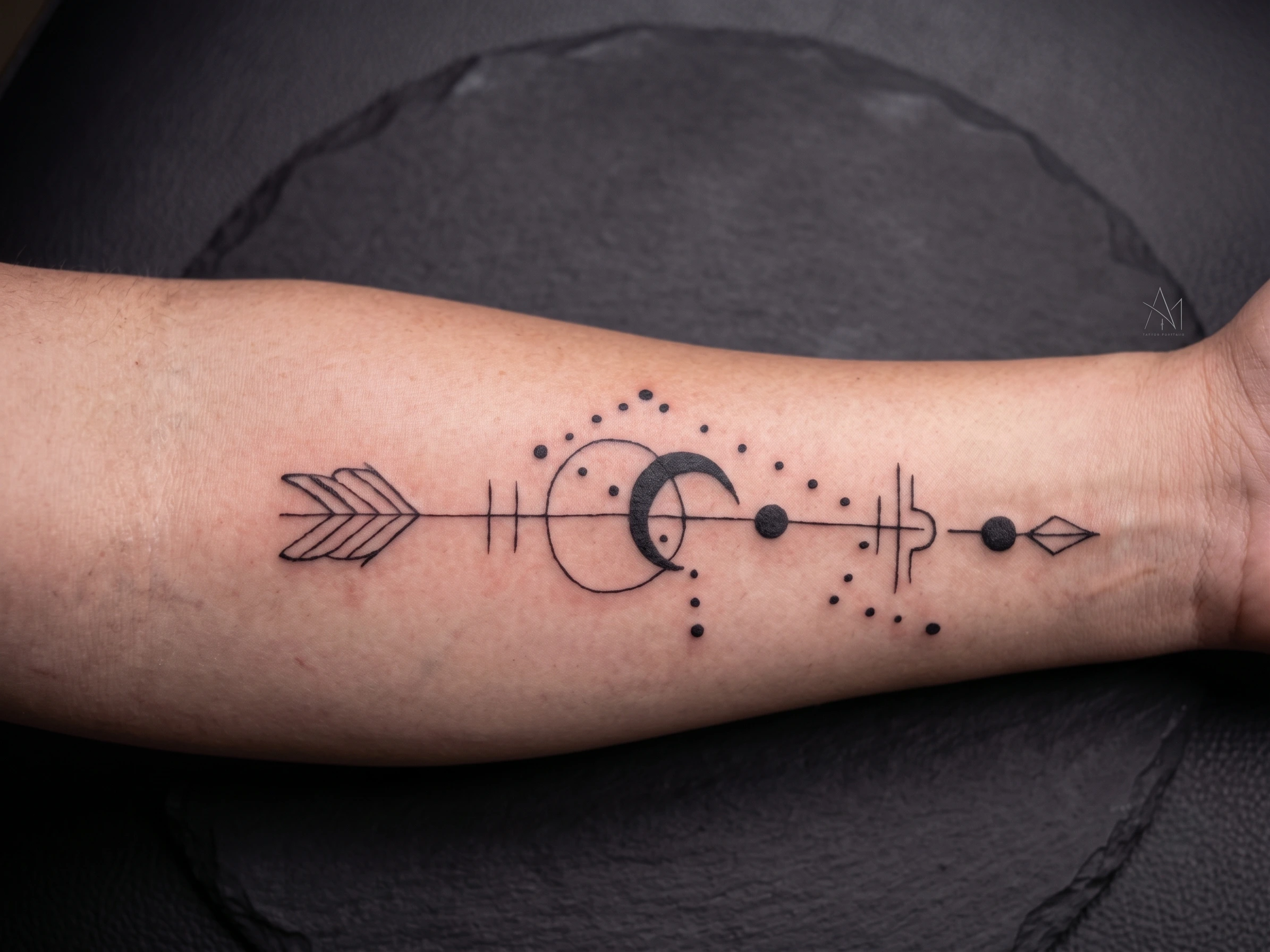 Tatuagem botânica delicada em preto, estilo fineline, feita em Curitiba